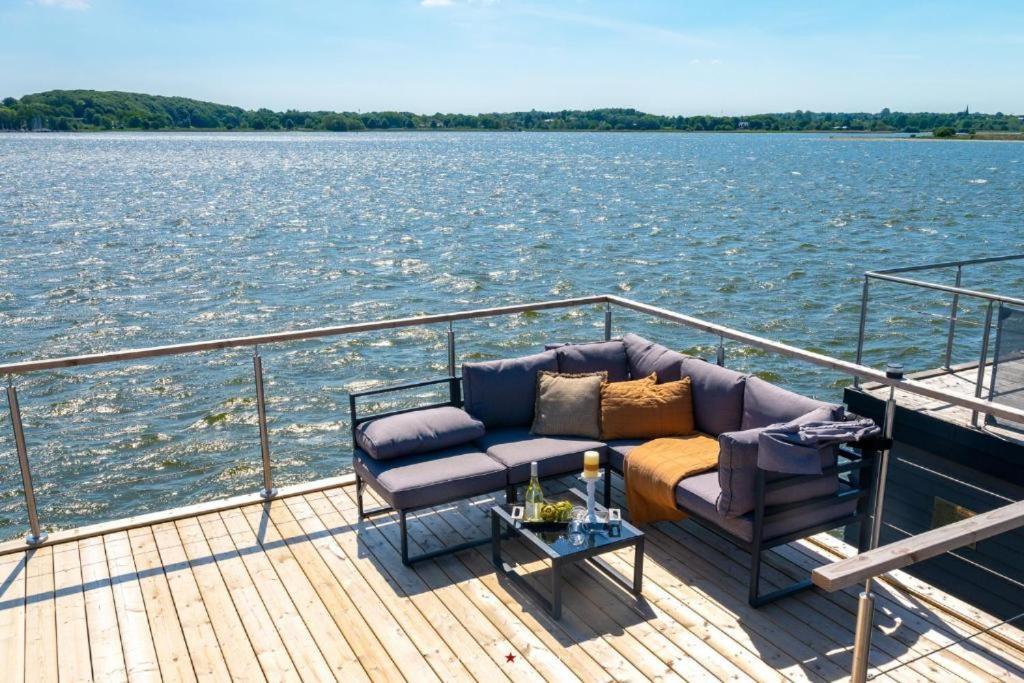 Hausboot Gluecksmomente Mit Dachterrasse In Schleswig Am Ostseefjord Schlei Exterior foto
