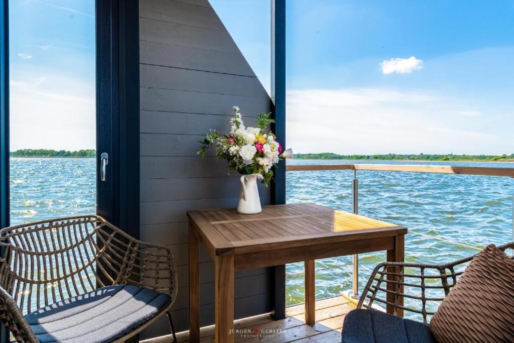 Hausboot Gluecksmomente Mit Dachterrasse In Schleswig Am Ostseefjord Schlei Exterior foto